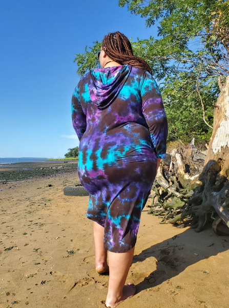 The 3xl Ana is modeling this fun long sleeve hooded dress with pockets & side slits.